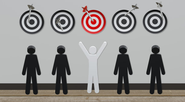 一系列的人物，头上有靶子，躺在木地板上图片下载