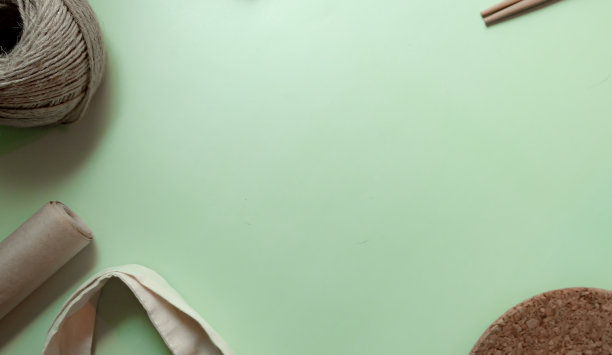 在绿色背景上的可回收物品的布局图片下载