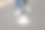 人站在箭头附近的沥青，特写图片下载