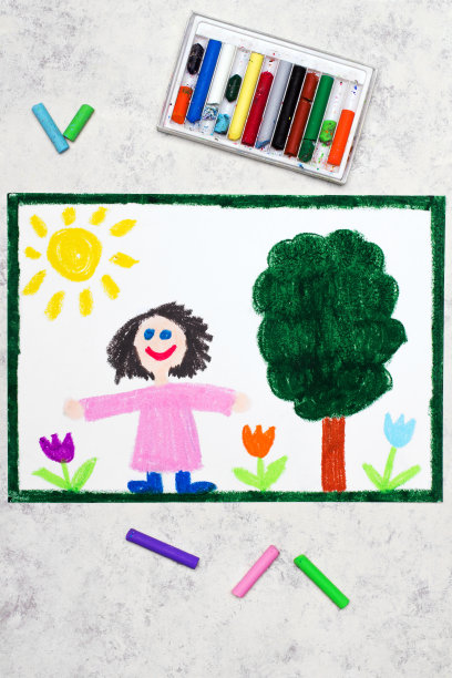 彩图:微笑的女孩站在树旁图片下载