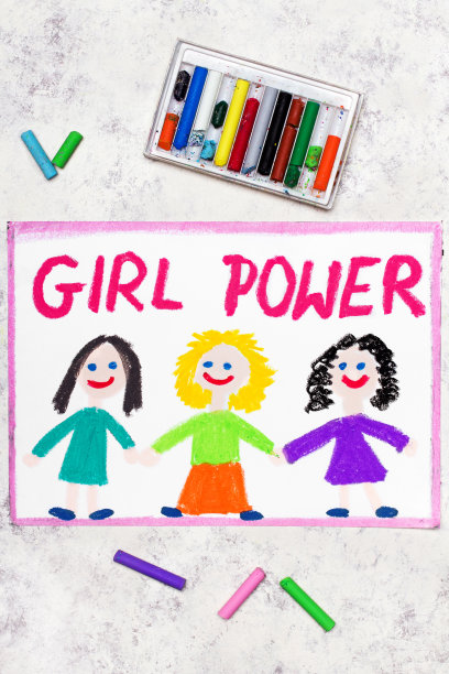 彩图:一群女孩手牵着手，打着“女孩的力量”的口号图片下载