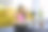 一名年轻女子正在工作，通过视频会议制作折纸。图片下载