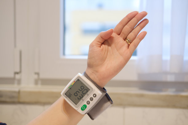 中年妇女在测量血压图片下载