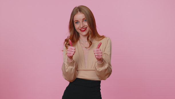 穿着米色衬衫的女商人竖起大拇指点头表示赞许，成功的好工作图片下载