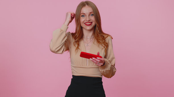 担心有趣上瘾的女人女孩热情地玩着手机上的赛车视频游戏图片下载