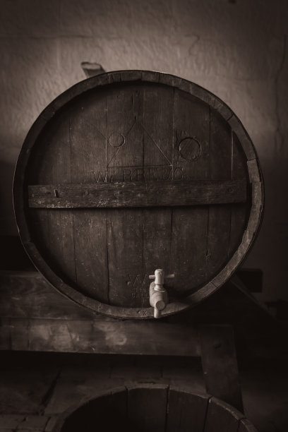 带龙头的老式啤酒桶图片下载