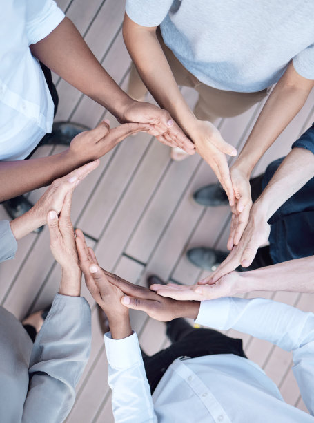 一群不认识的商人用手围成一圈图片下载