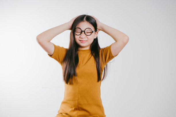 工作室肖像的可爱的年轻亚洲女孩与有趣的脸。图片下载