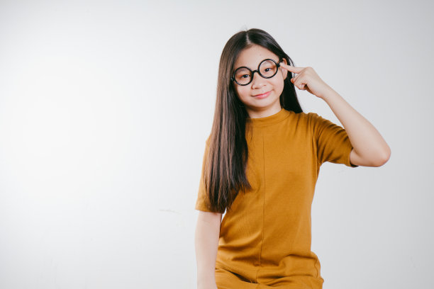 工作室肖像的可爱的年轻亚洲女孩与有趣的脸。图片下载