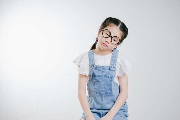 工作室肖像的可爱的年轻亚洲女孩与有趣的脸。图片下载