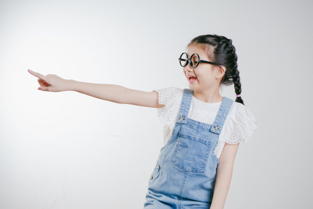 工作室肖像的可爱的年轻亚洲女孩与有趣的脸。图片下载