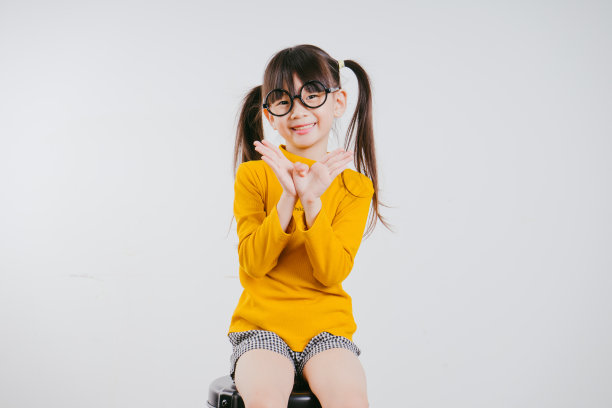 工作室肖像的可爱的年轻亚洲女孩与有趣的脸。图片下载