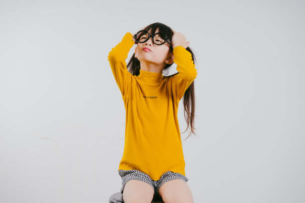 工作室肖像的可爱的年轻亚洲女孩与有趣的脸。图片下载