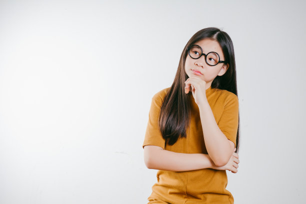 工作室肖像的可爱的年轻亚洲女孩与有趣的脸。图片下载