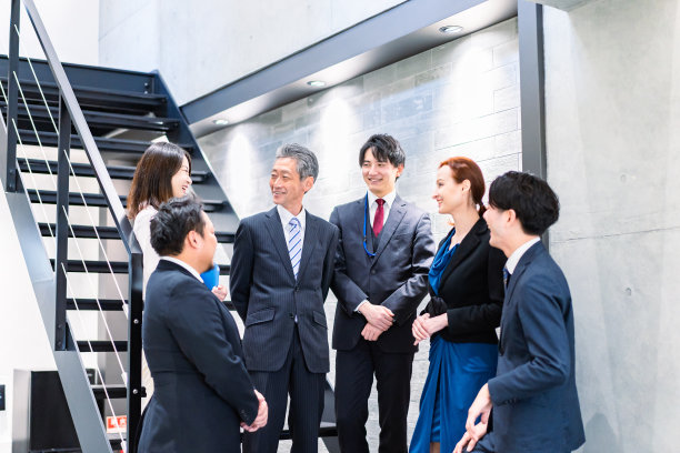 在办公室里交流的商人图片下载