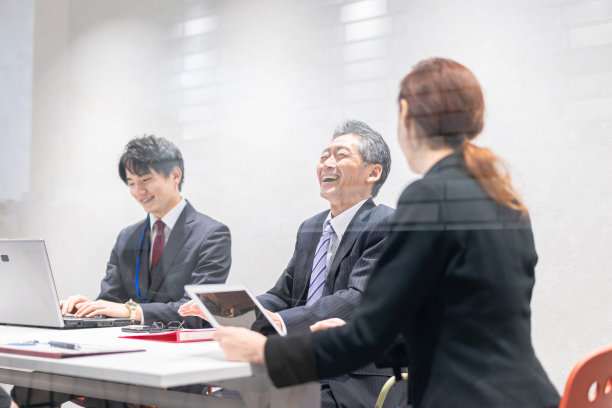 商务人士在会议室里开会图片下载