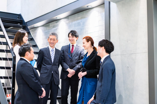 在办公室里交流的商人图片下载