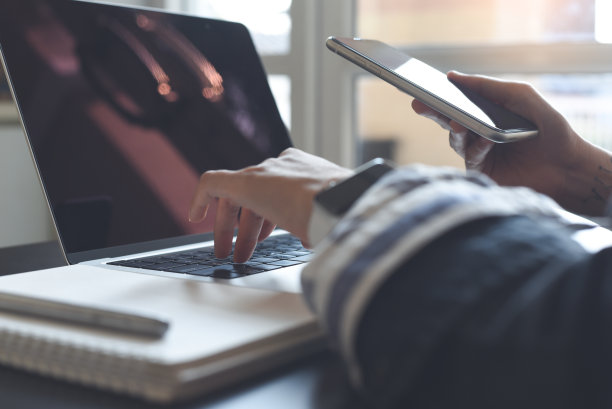 女商人在笔记本电脑上工作，在笔记本上写作。学生在线学习课程，E-learning概念图片下载