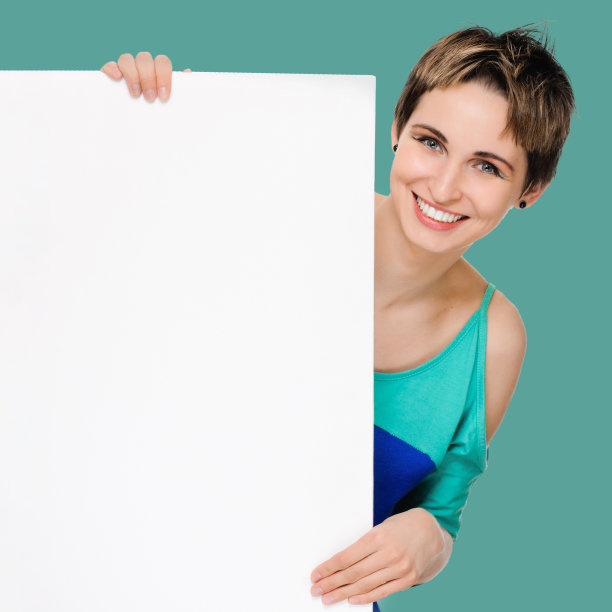 广告牌空白的年轻女子图片下载