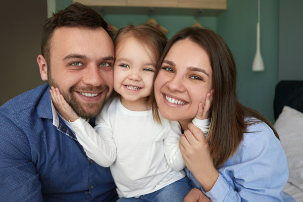 幸福的家庭和看着镜头的孩子图片下载