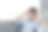 一个年轻迷人的亚洲男子躺着听音乐。图片下载