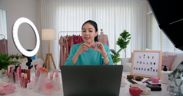 亚洲女性微博网红在家庭工作室录制直播视频。快乐的油管人有趣的谈话说话建议评论爱好在媒体。视频博主自拍拍摄享受工作展示微笑教喜欢和分享。图片下载