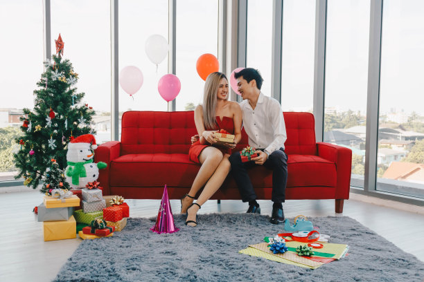 年轻的亚洲情侣正在互相交换礼物，这是情人节的概念。图片下载