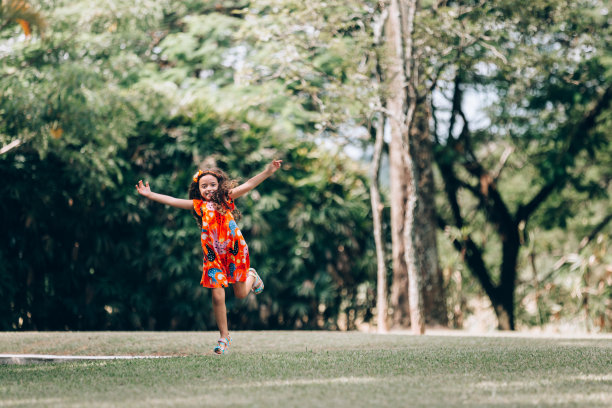 年轻女孩喜欢户外活动图片下载