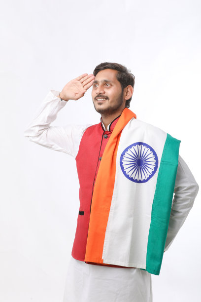 年轻的印度男子，白底印着印度国旗。图片下载