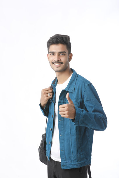年轻的印度大学生在白色背景下表达。图片下载