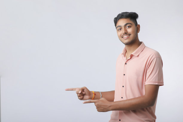 一名年轻的印度男子在白色背景上表达。图片下载