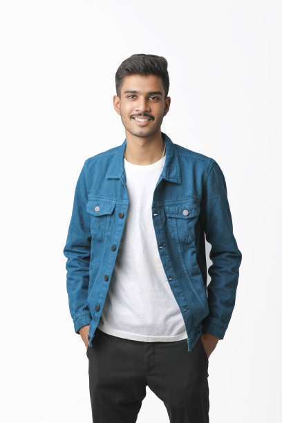 年轻的印度男子穿着夹克，在白色背景下表现。图片下载