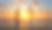 幸福的一家人在夕阳下散步。图片下载