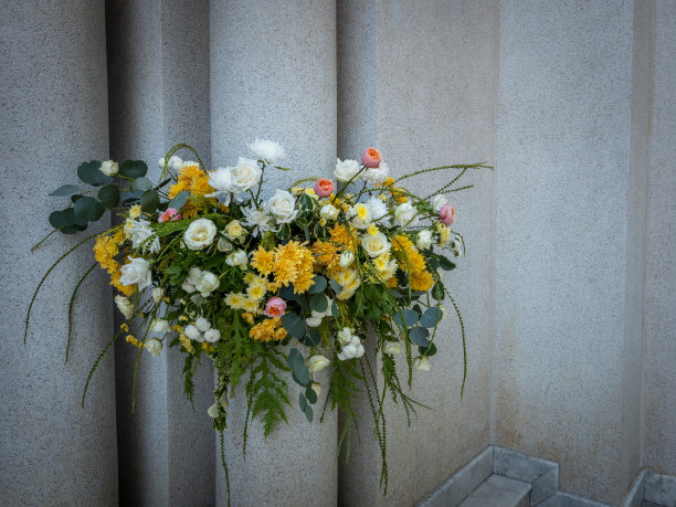 柱子上有一大束花图片下载