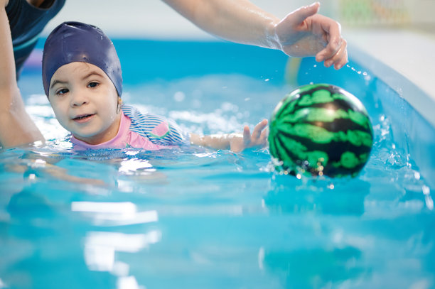游泳池里的可爱女孩图片下载