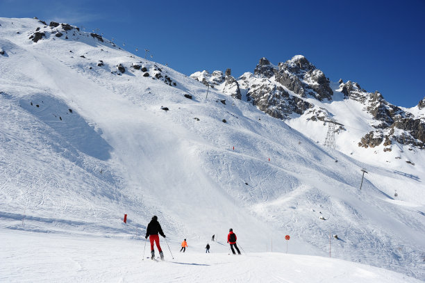 人们在滑雪场的斜坡上滑雪图片下载