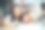 母亲和女儿一起吃饭庆祝复活节图片下载