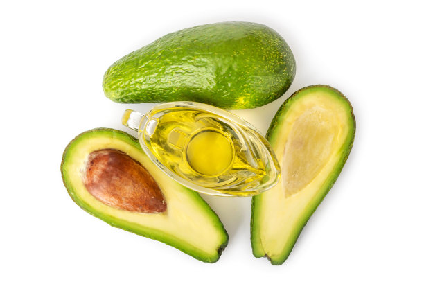 鳄梨与油白色背景。前视图。图片下载