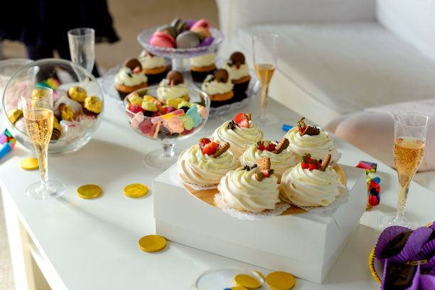 杯形蛋糕，上面有鲜奶油，草莓还有玻璃碗里的果冻水果，生日快乐图片下载