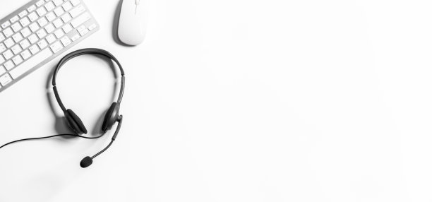 耳机和客户支持设备在呼叫中心准备积极服务，通信支持，呼叫中心和客户服务帮助台。For(呼叫中心)概念。图片下载