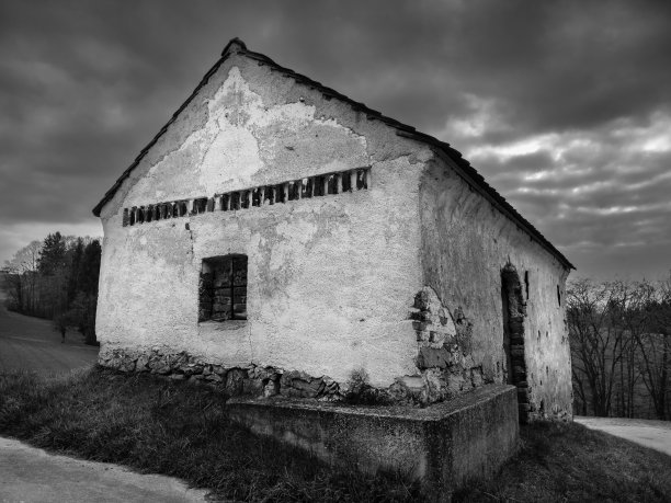 奥地利南部的旧农场建筑图片下载