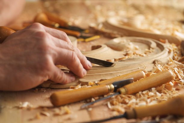 使用木雕工具的人图片下载