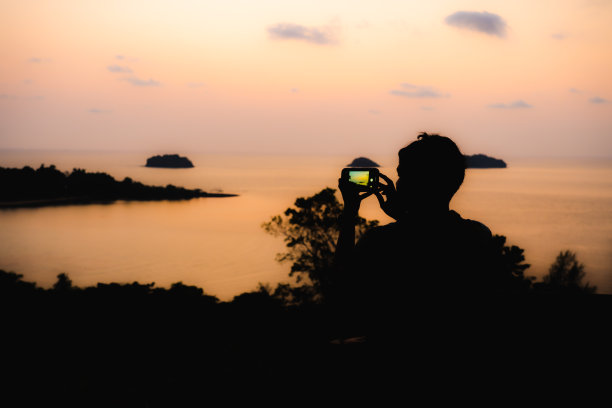 一个男人的剪影。图片下载