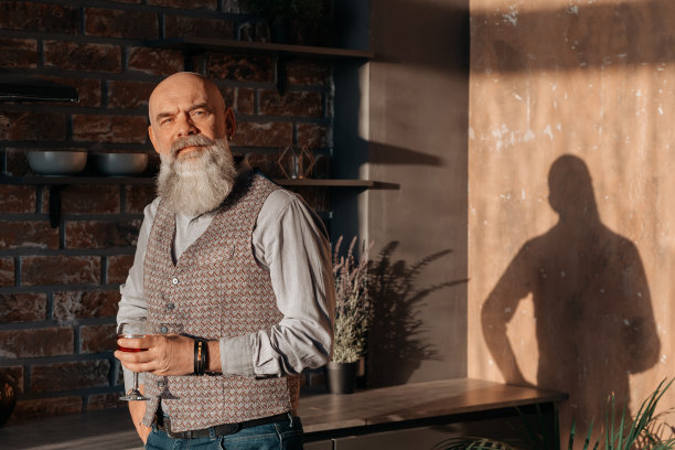 大胡子老头拿着一杯酒图片下载
