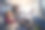 妈妈和蹒跚学步的孩子在飞机上自拍图片下载