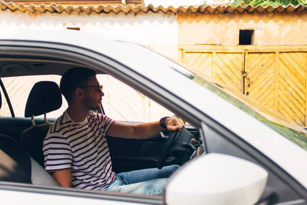 一个小男孩在停车图片下载