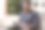 一位留着胡子的年轻企业家正在用他的智能手机上在线学习语言课程图片下载