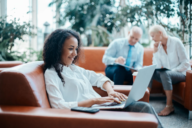 商人和女商人在办公室大厅里互相握手致意图片下载