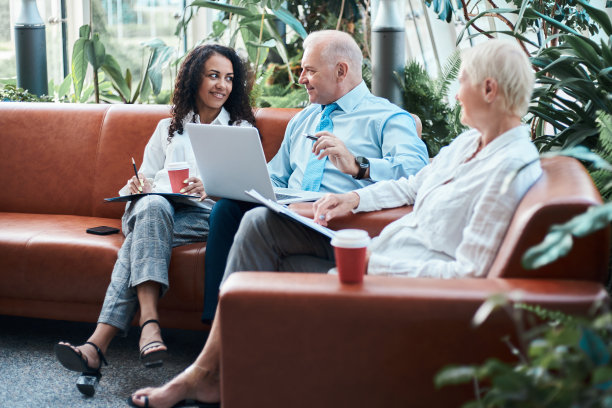 业务伙伴正在讨论新合同的要点图片下载
