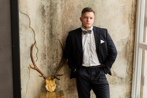 聪明的年轻人，雇员，未来一代的商人在古老的古董背景上接近。图片下载